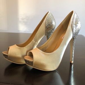 Steve Madden Gold and Satin pumps